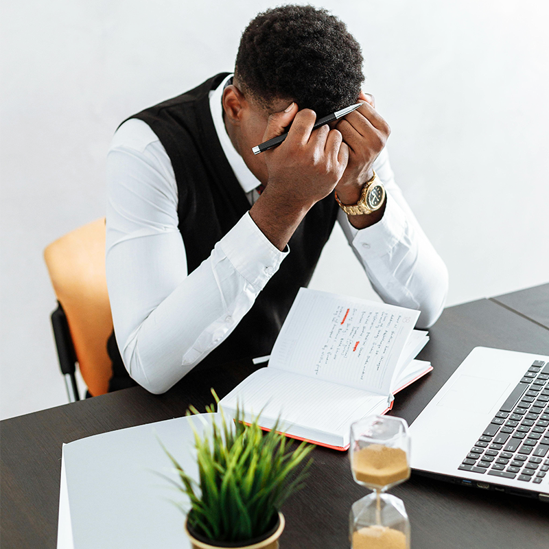 Agenda cartacea disordinata e telefono che squilla rappresentano la gestione manuale degli appuntamenti